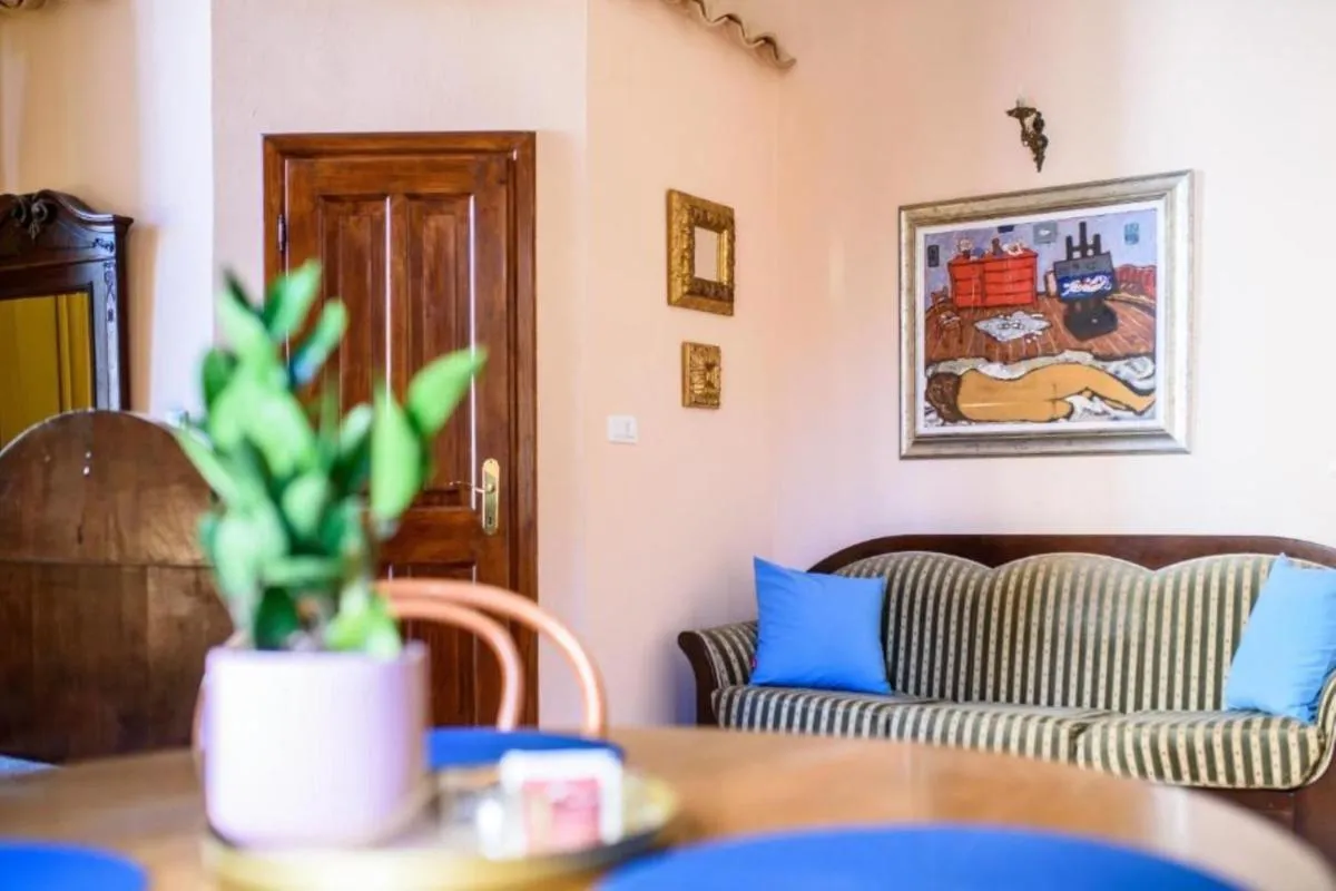 Image 3 of Amoret Apartments