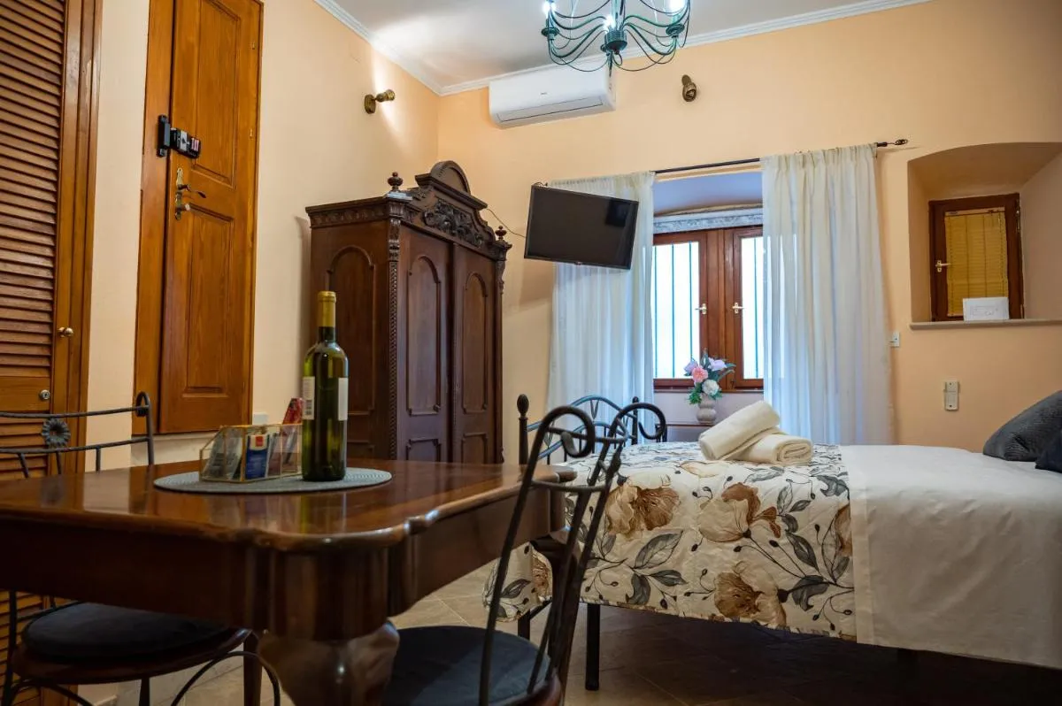 Image 5 of Amoret Apartments