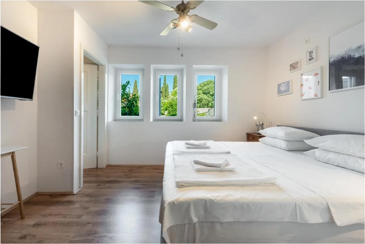 Image 6 of Apartment Near Old Town, FREE PARKING & Huge Garden