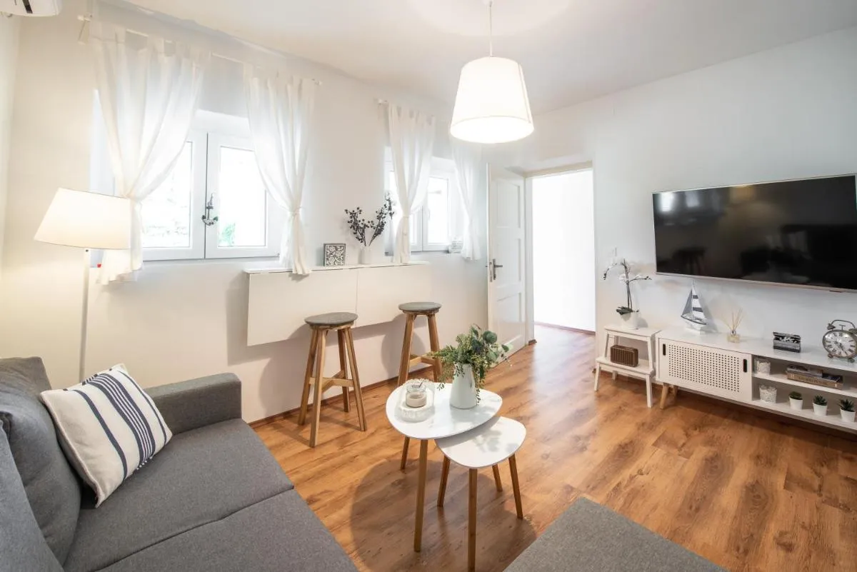 Image 4 of Apartment Near Old Town, FREE PARKING & Huge Garden