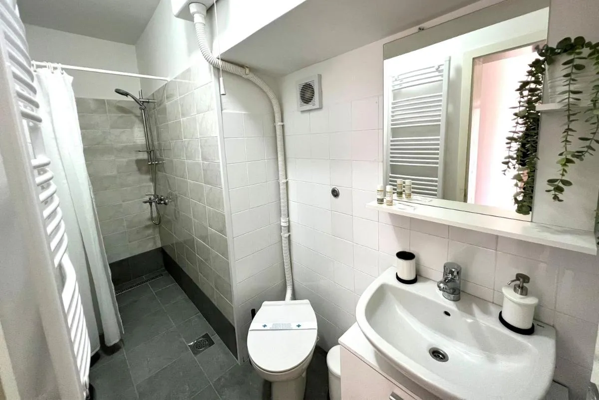 Image 2 of Apartment Near Old Town, FREE PARKING & Huge Garden