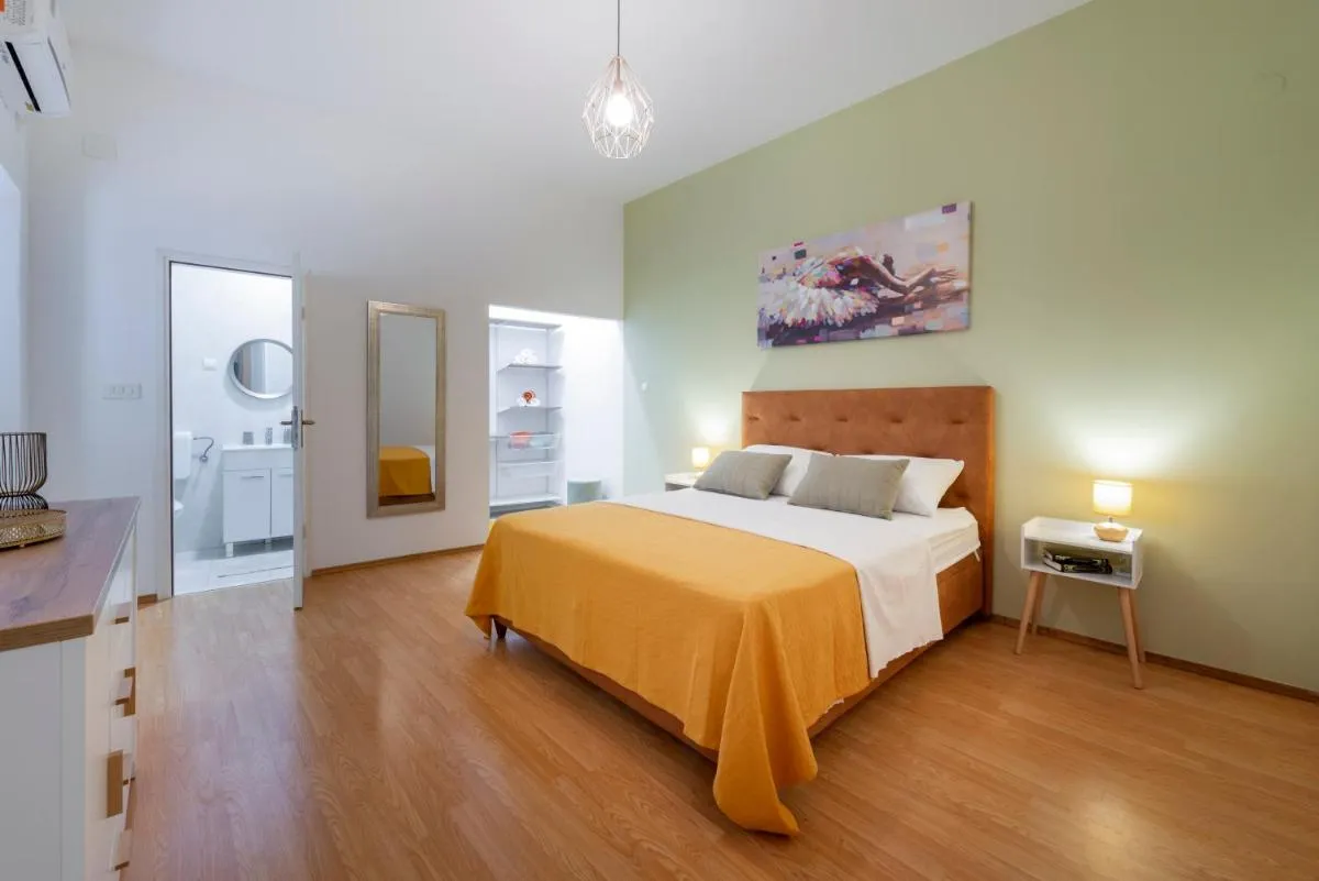 Image 1 of Apartment Two Oranges