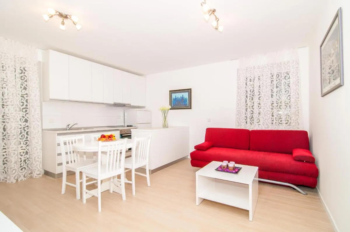 Image 2 of Avenue Apartment