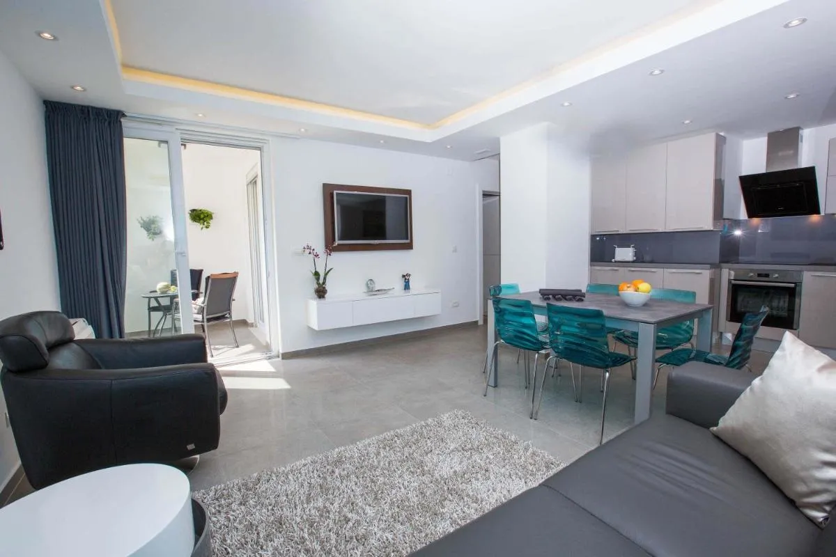 Image 3 of Moderna Lapad