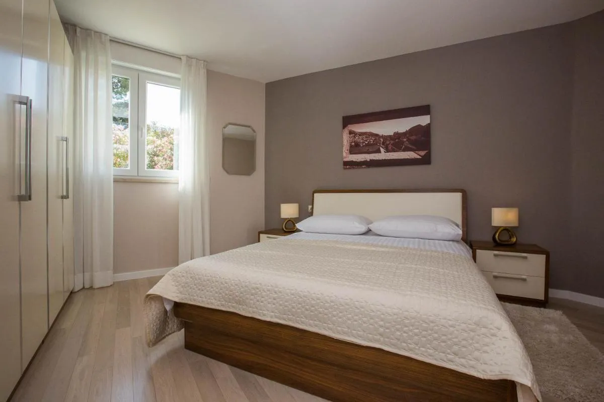Image 1 of Moderna Lapad