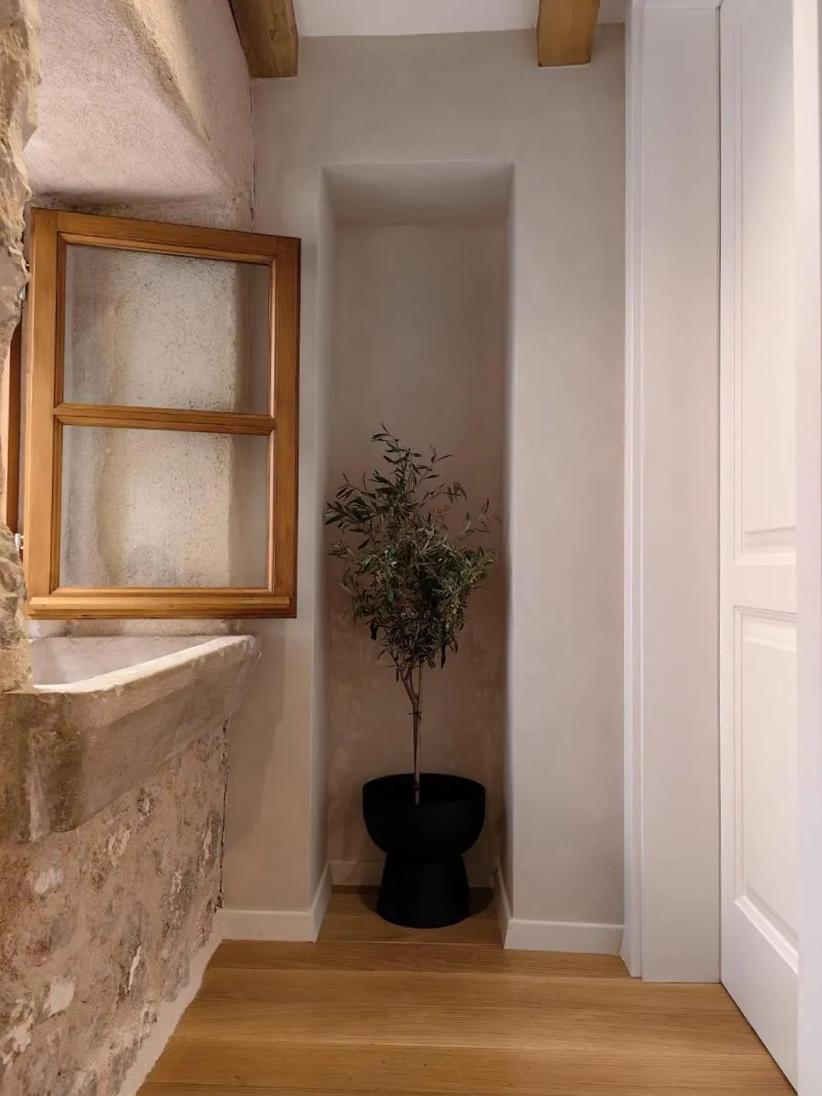 Image 3 of Old Town Olive luxury room for 3