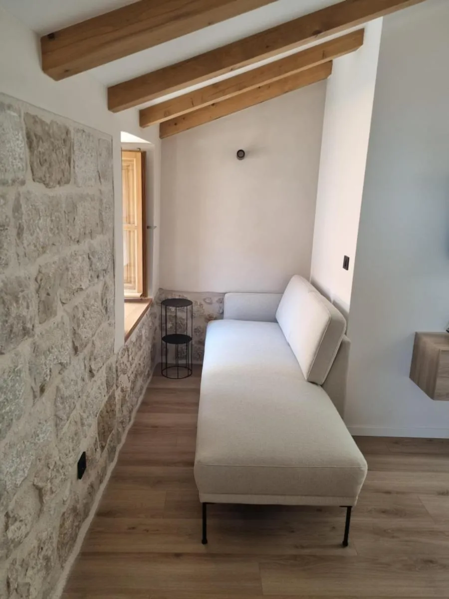 Image 6 of Old Town Olive luxury room for 3