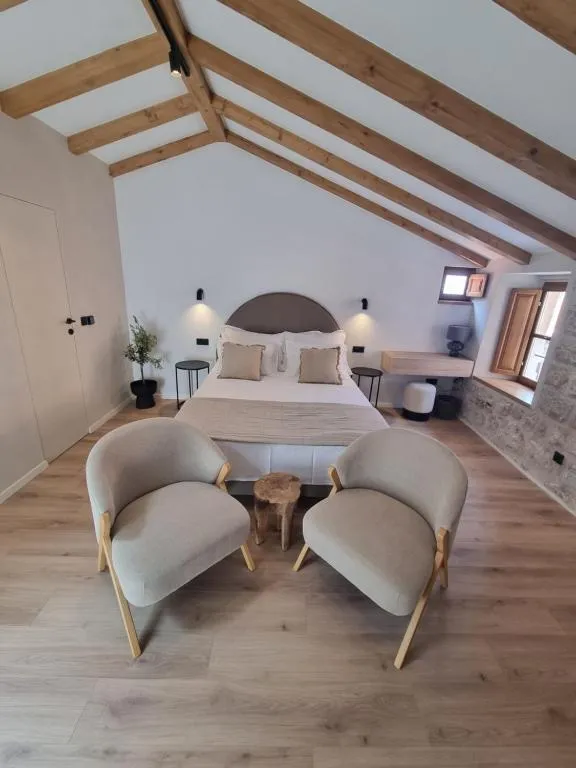 Image of Old Town Olive luxury room for 3
