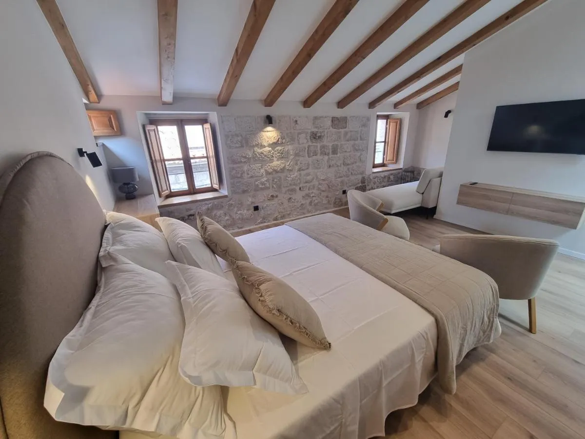 Image 1 of Old Town Olive luxury room for 3