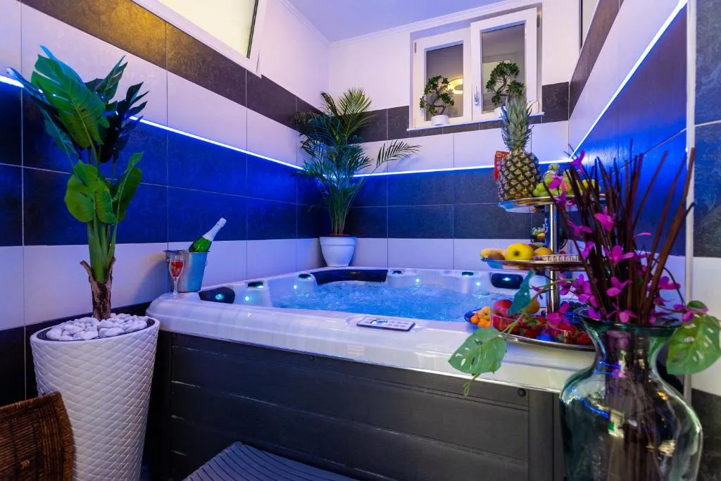 Image of Apartment By the Way Hot Tub and Free Parking