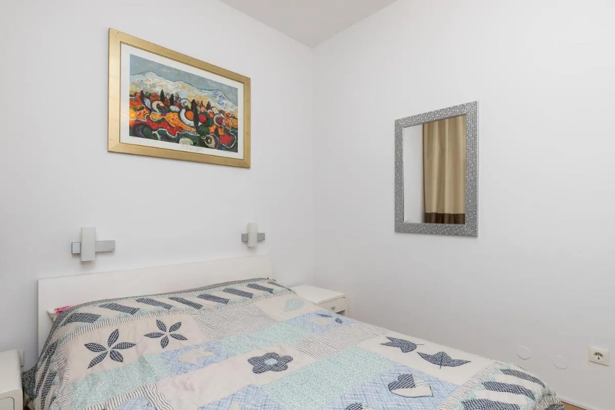 Image 3 of Apartment Van Gogh