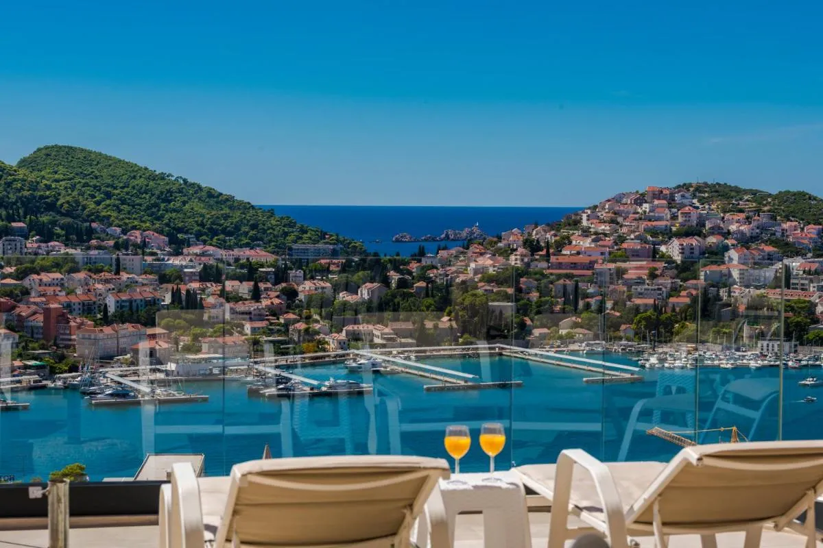 Image 1 of Apartments MaKris No1