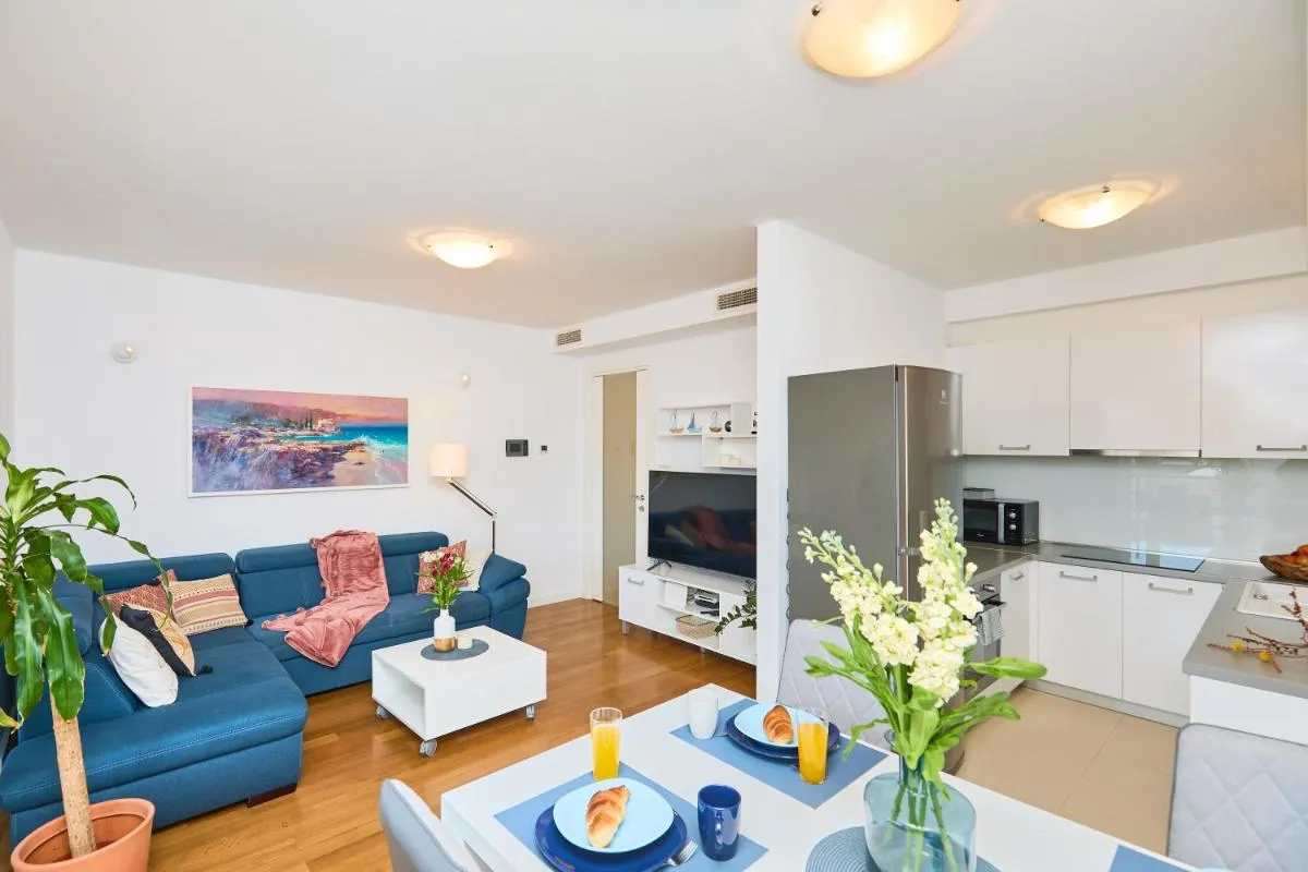 Image 4 of Beachfront Luxury Complex 2BD Sunset Apartment