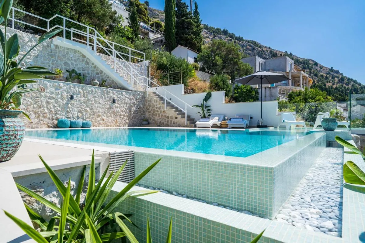 Image 2 of Cosy Loft w Private Pool & Patio
