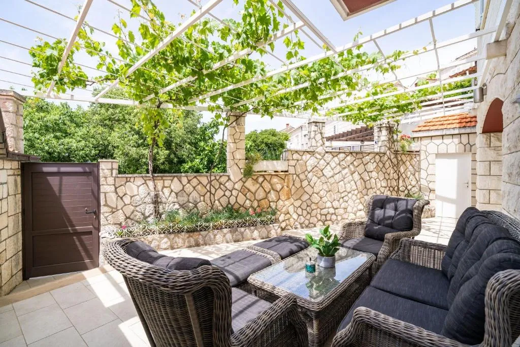Image of Holiday Home King