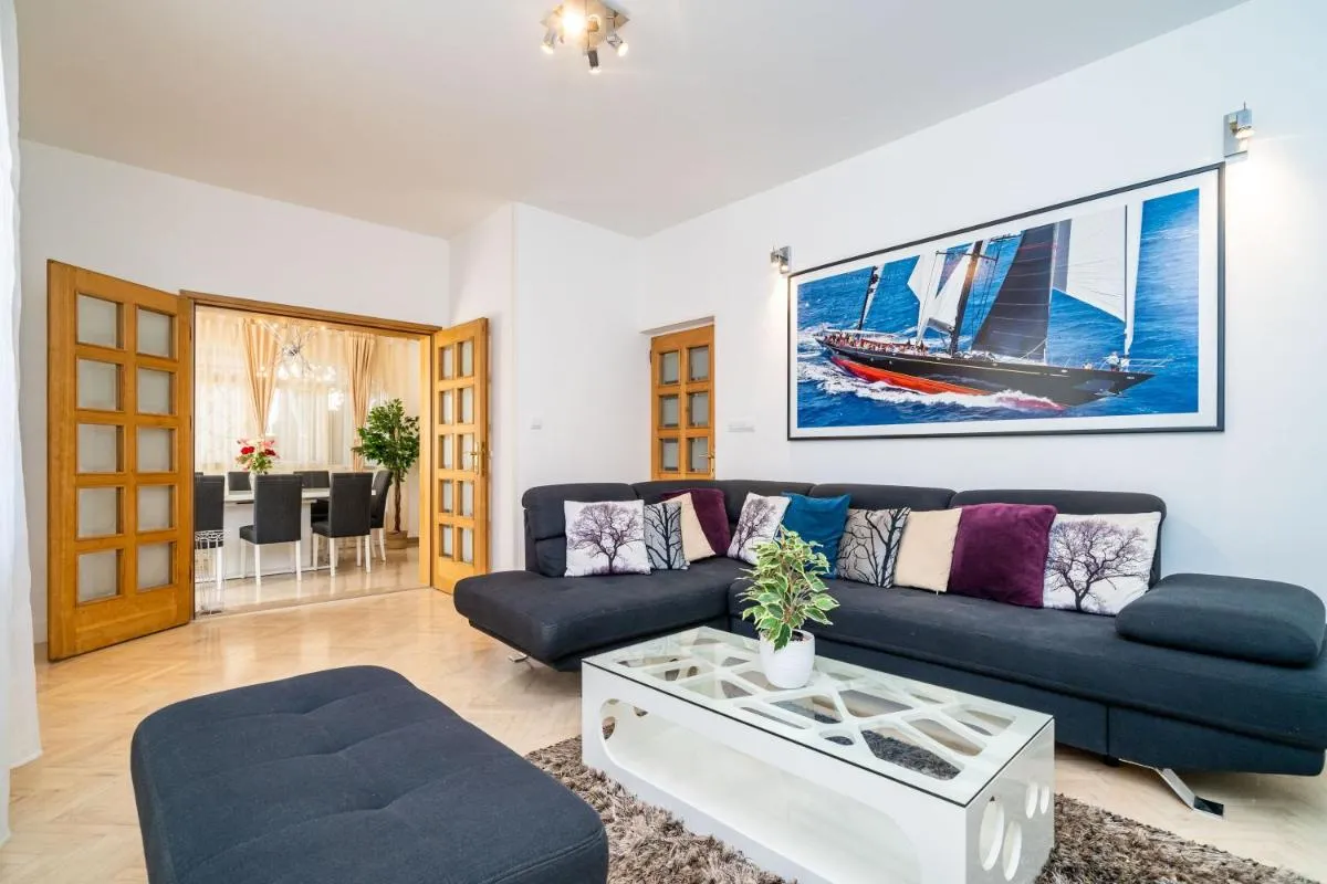 Image 2 of Holiday Home King