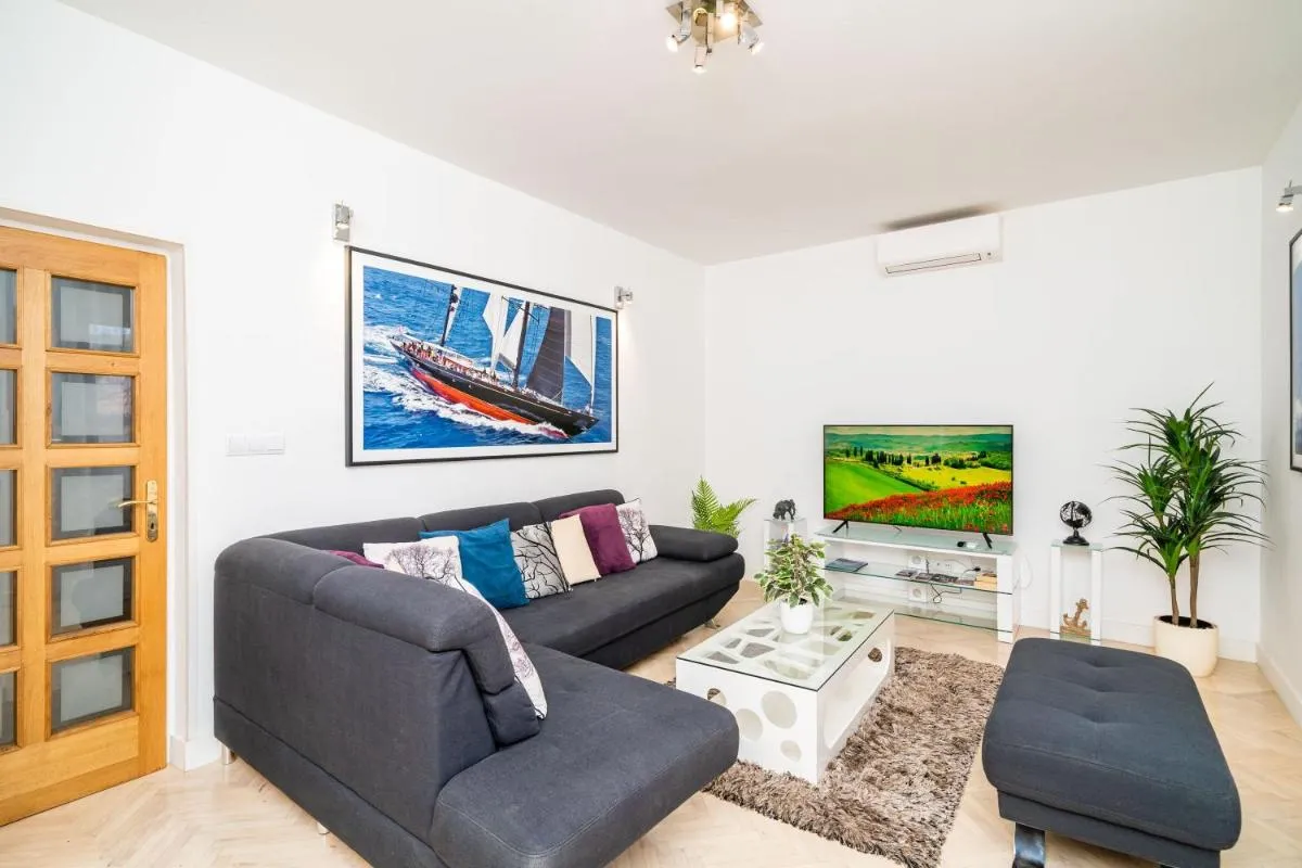 Image 3 of Holiday Home King