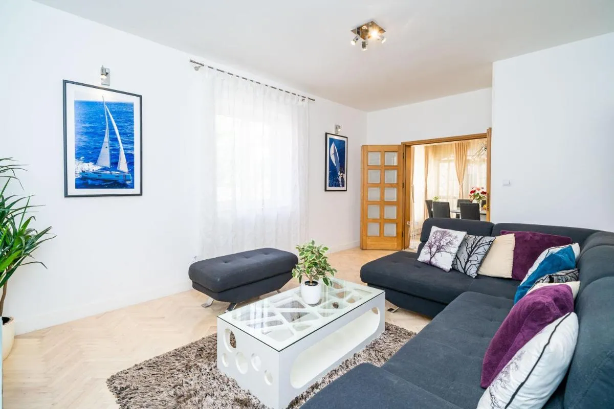 Image 4 of Holiday Home King