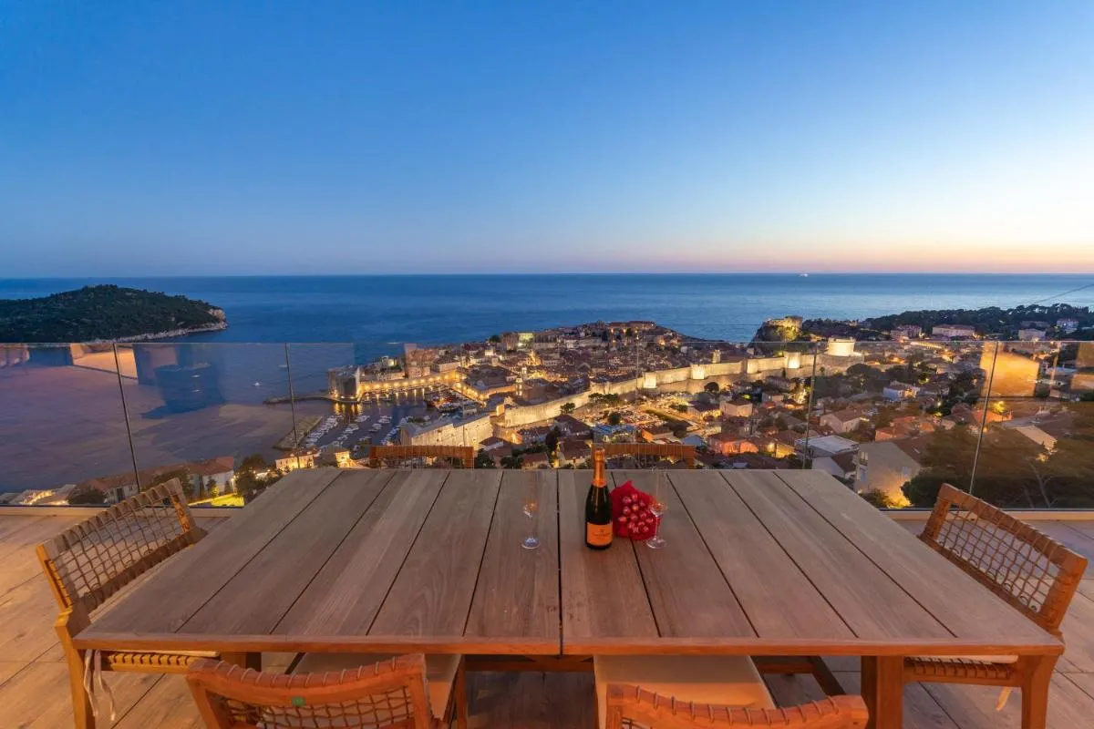 Image 1 of KINGS LANDING 5 stars PENTHOUSE