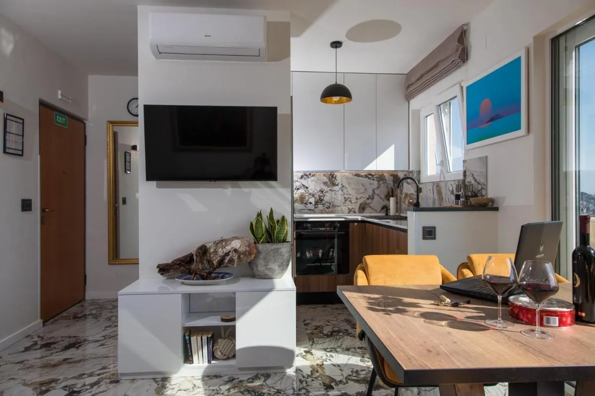 Image 4 of Luxury Apartment Edi