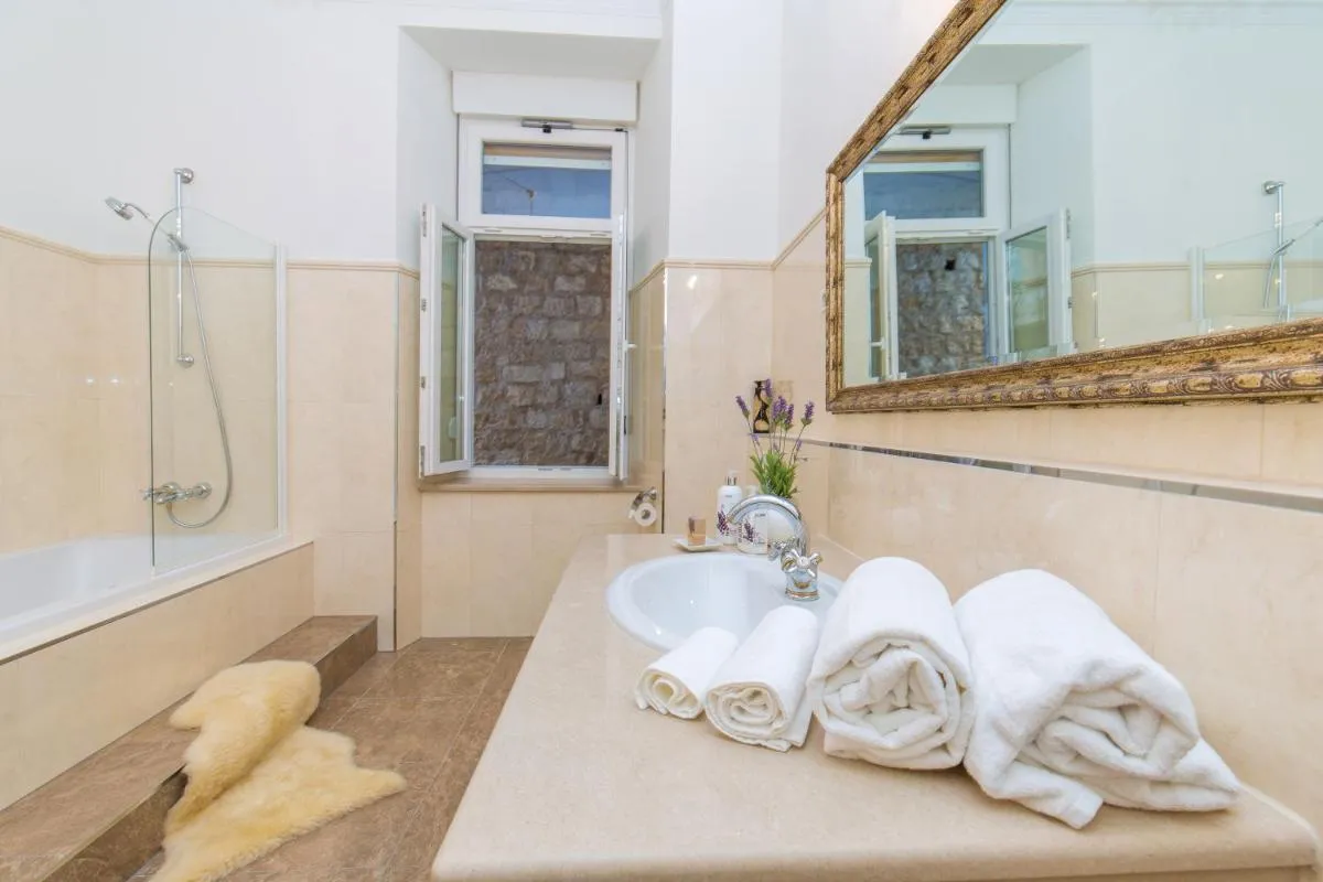Image 2 of Luxury Seafront Apartment Banje