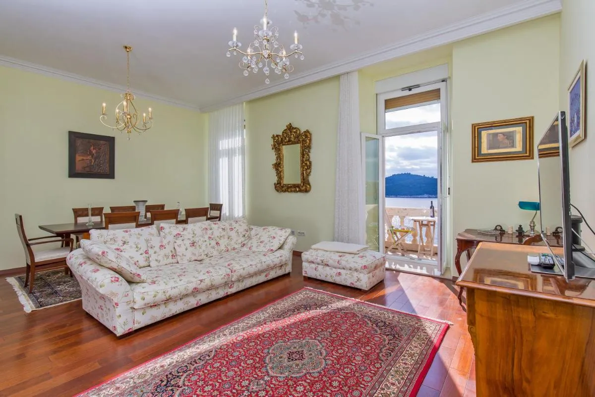Image 4 of Luxury Seafront Apartment Banje