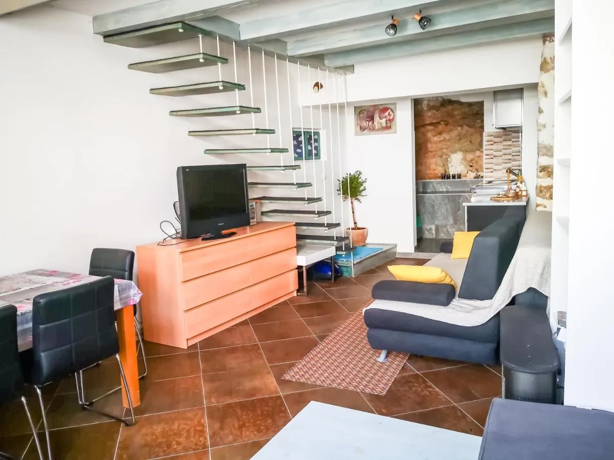 Image 4 of Munroe Apartment