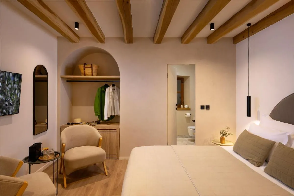Image 2 of Old Town Olive luxury room for 2