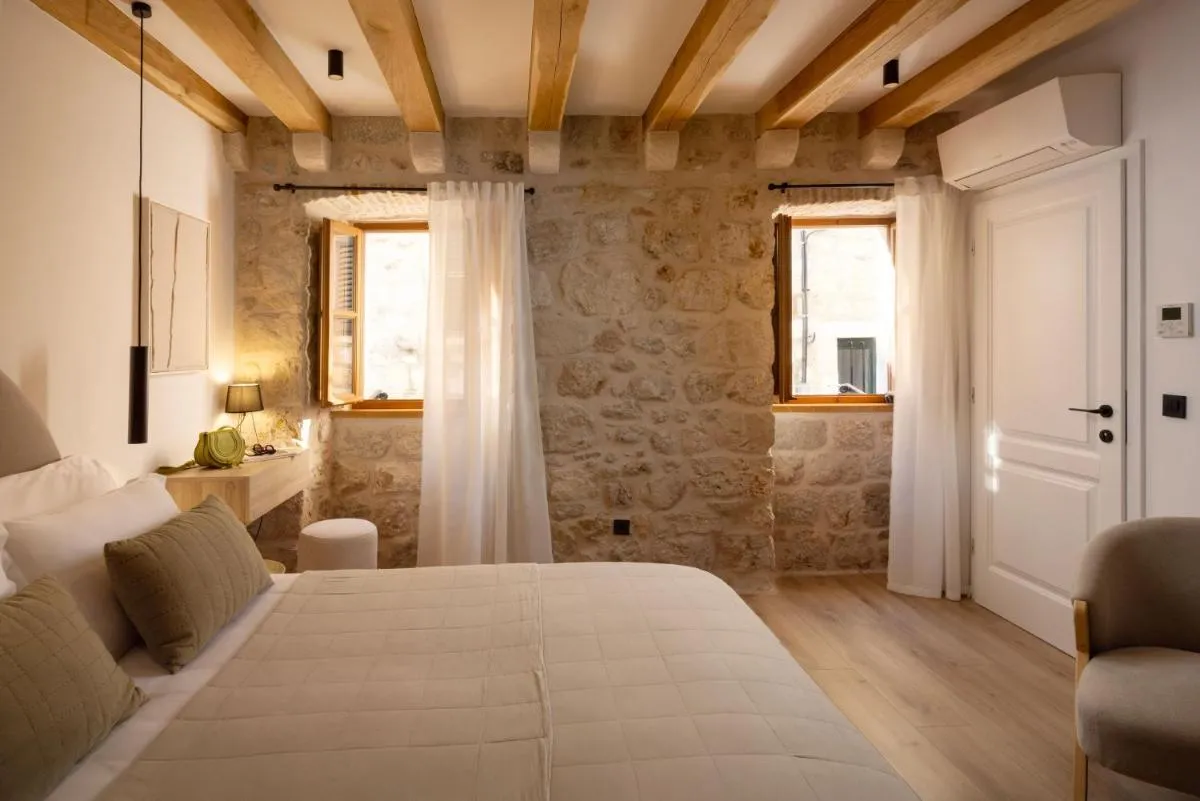 Image 1 of Old Town Olive luxury room for 2