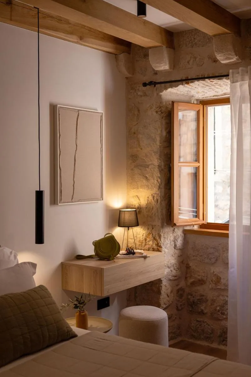 Image 4 of Old Town Olive luxury room for 2