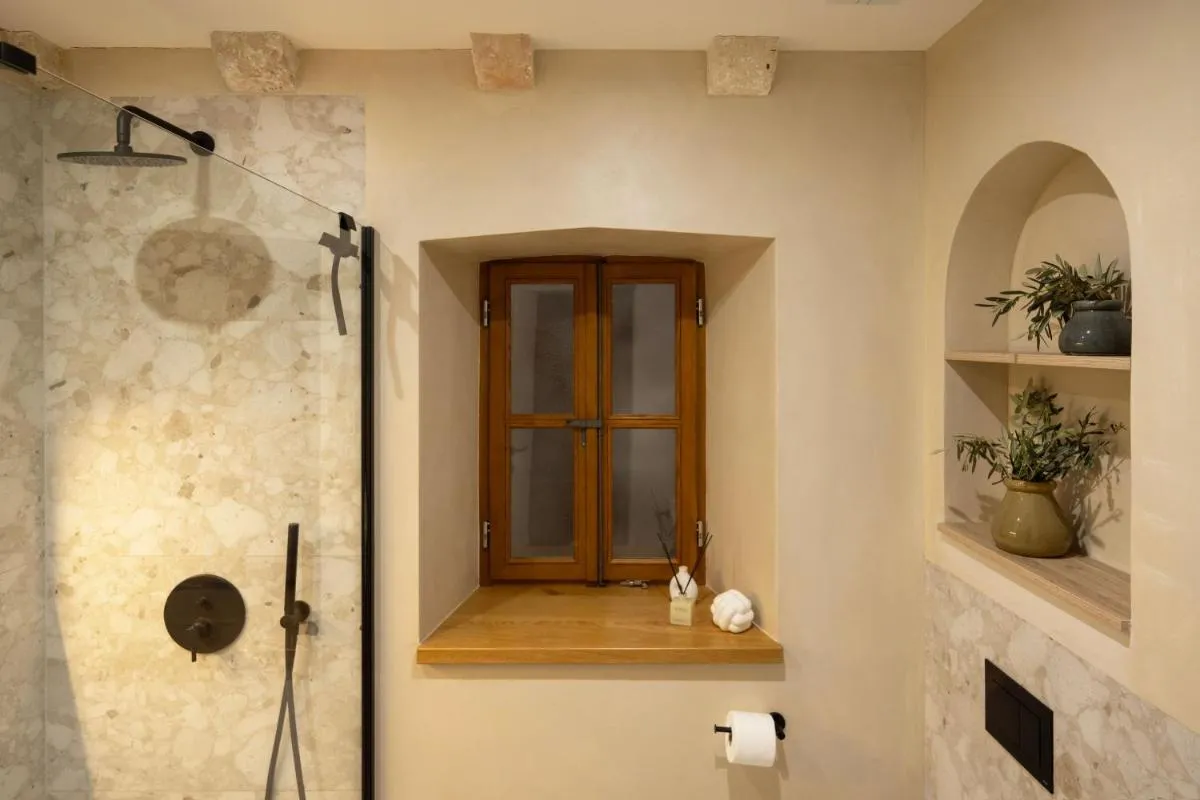 Image 6 of Old Town Olive luxury room for 2