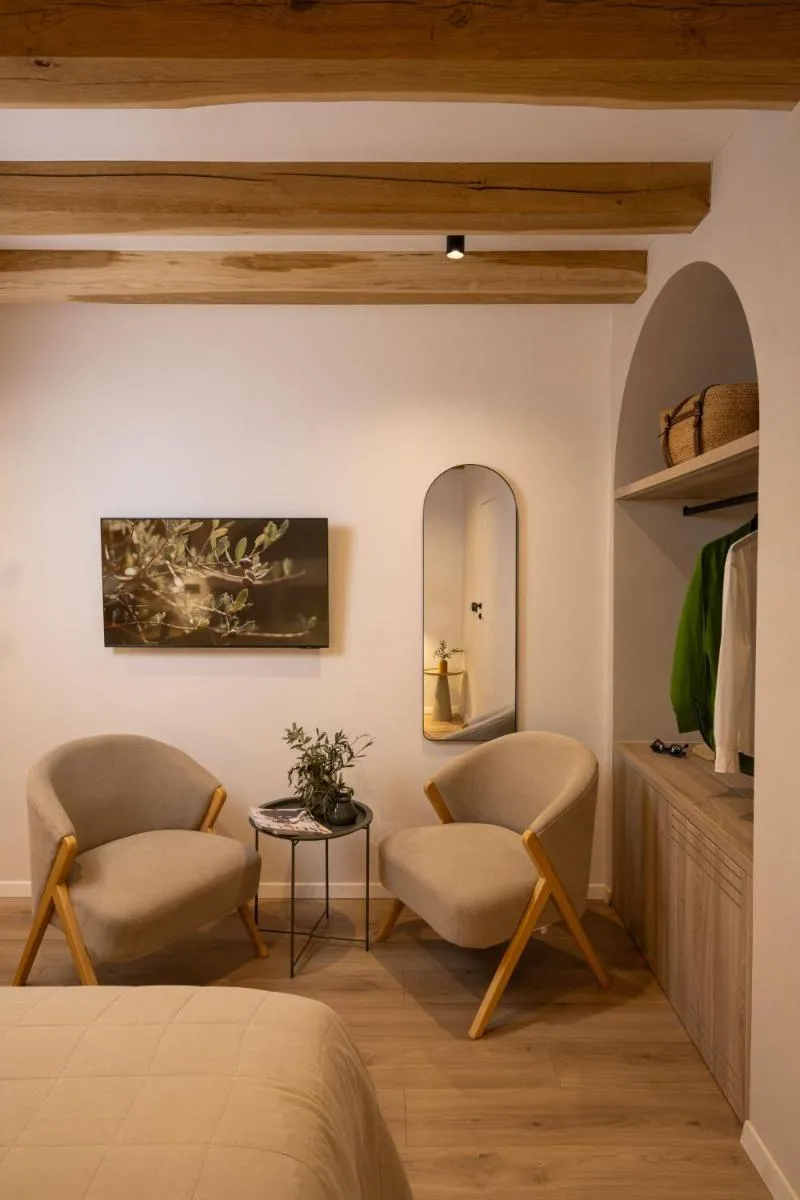 Image 3 of Old Town Olive luxury room for 2