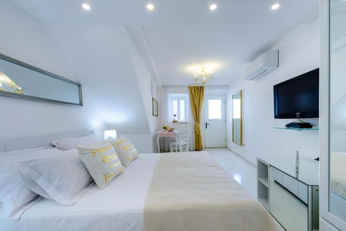 Image 5 of San Lorenzo Deluxe Room with Balcony