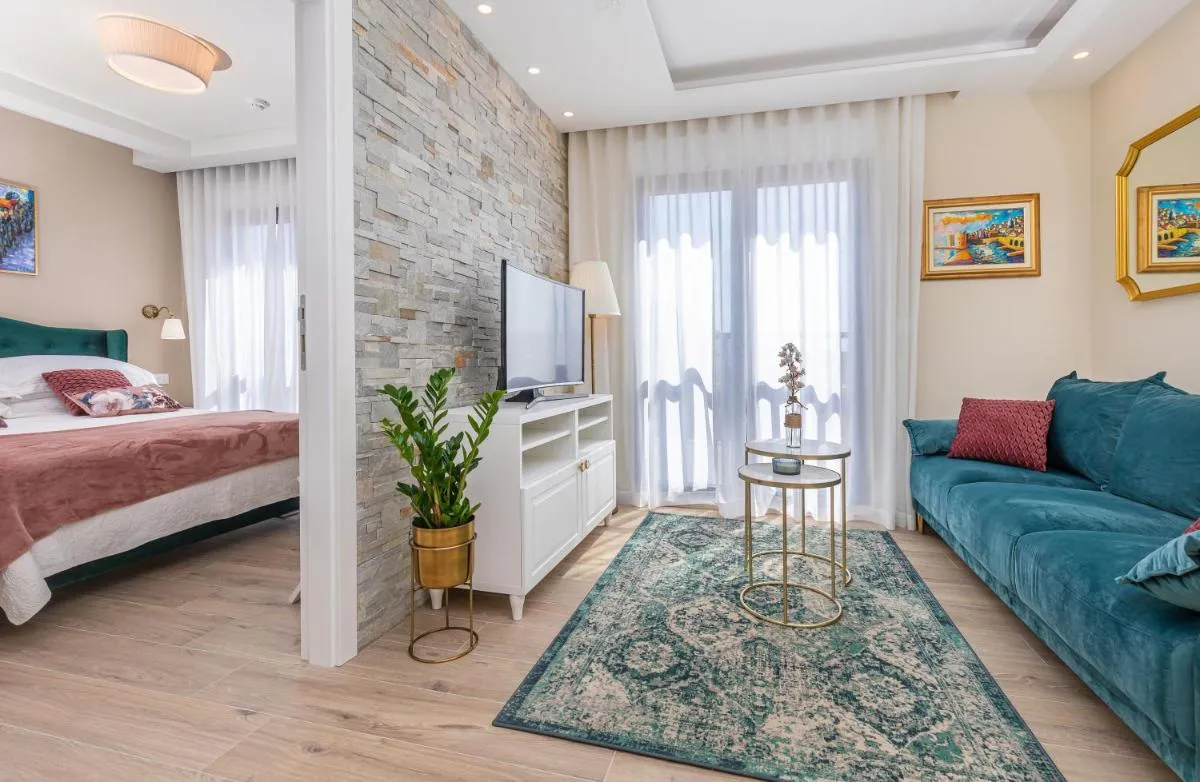 Image 6 of Three Musketeers Apartments