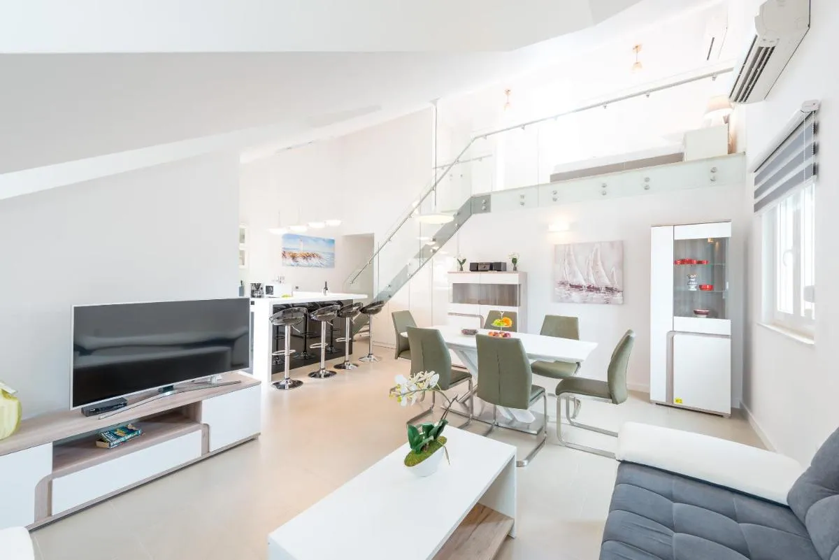 Image 4 of TopDeck Exclusive Apartment