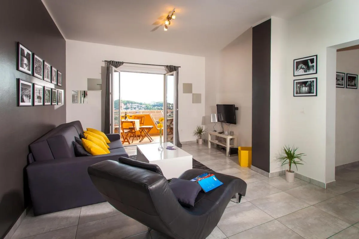 Image 4 of Two bedroom apartment with a sea view & a balcony