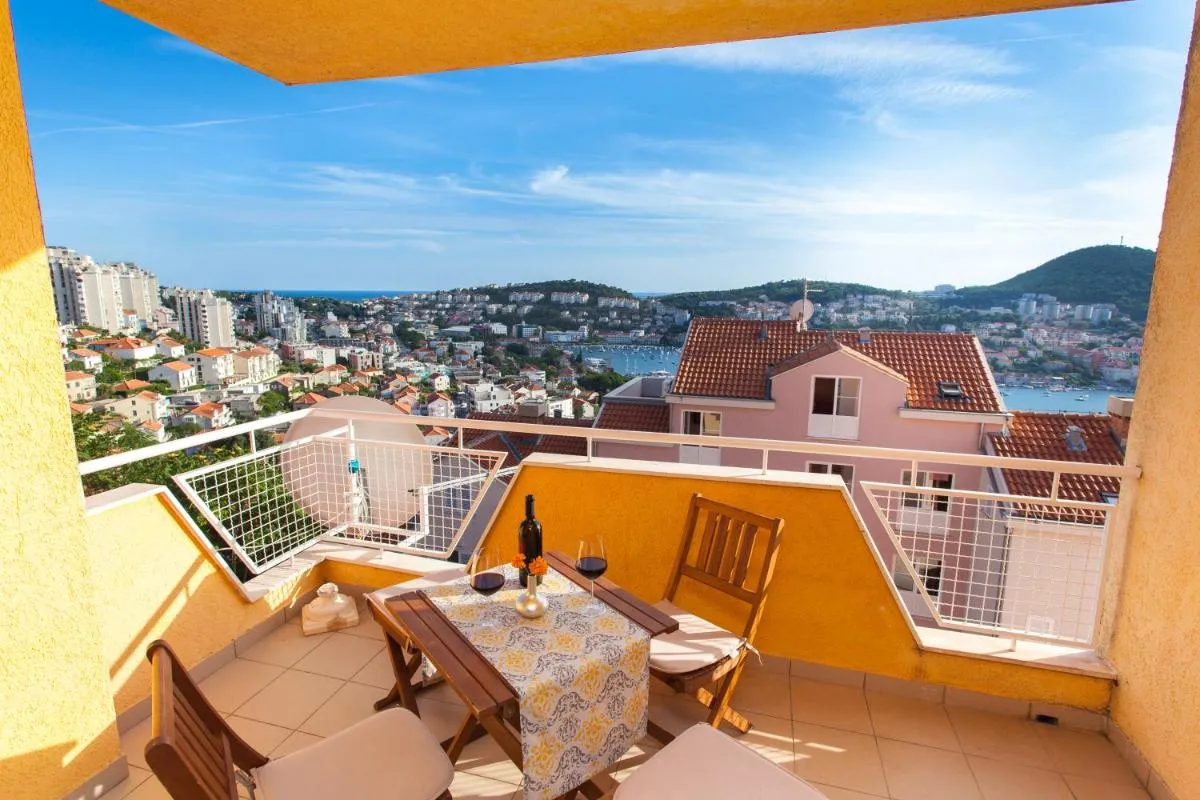 Image 5 of Two bedroom apartment with a sea view & a balcony