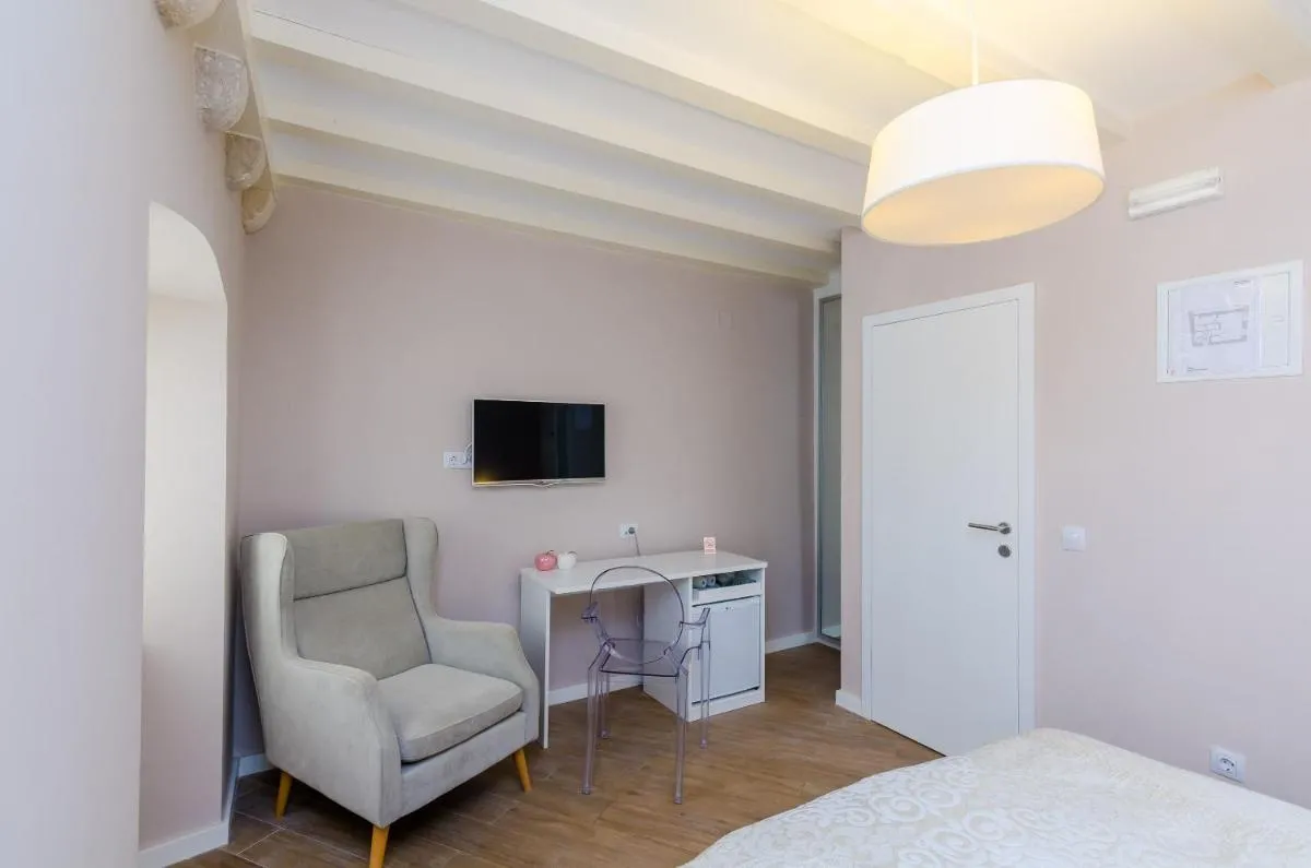 Image 4 of Villa Flores Room
