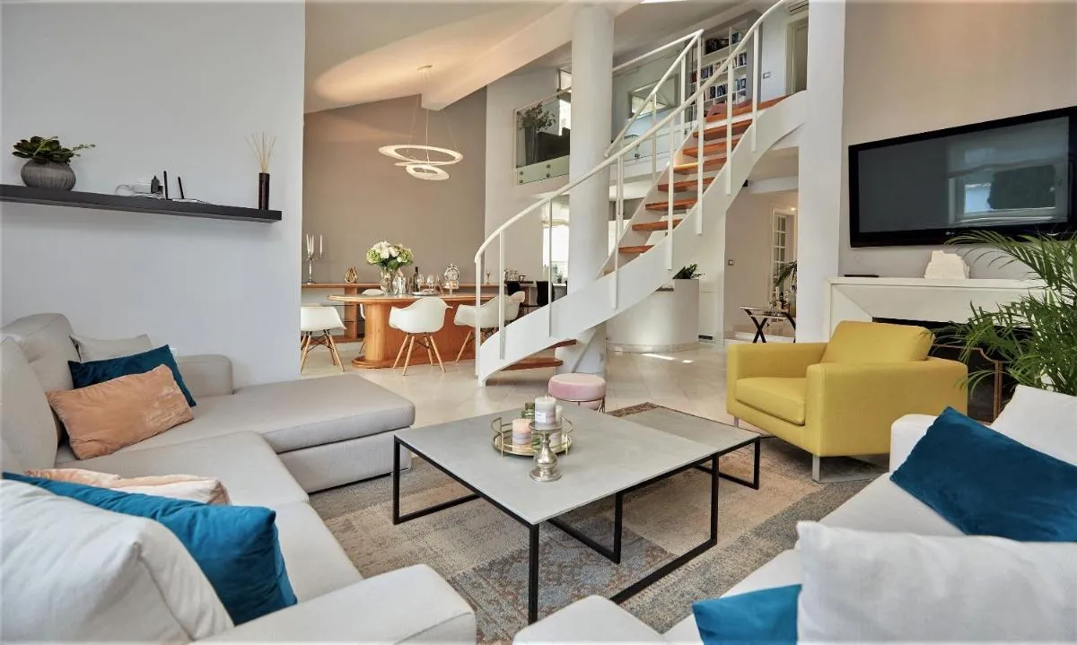 Image 4 of Villa King