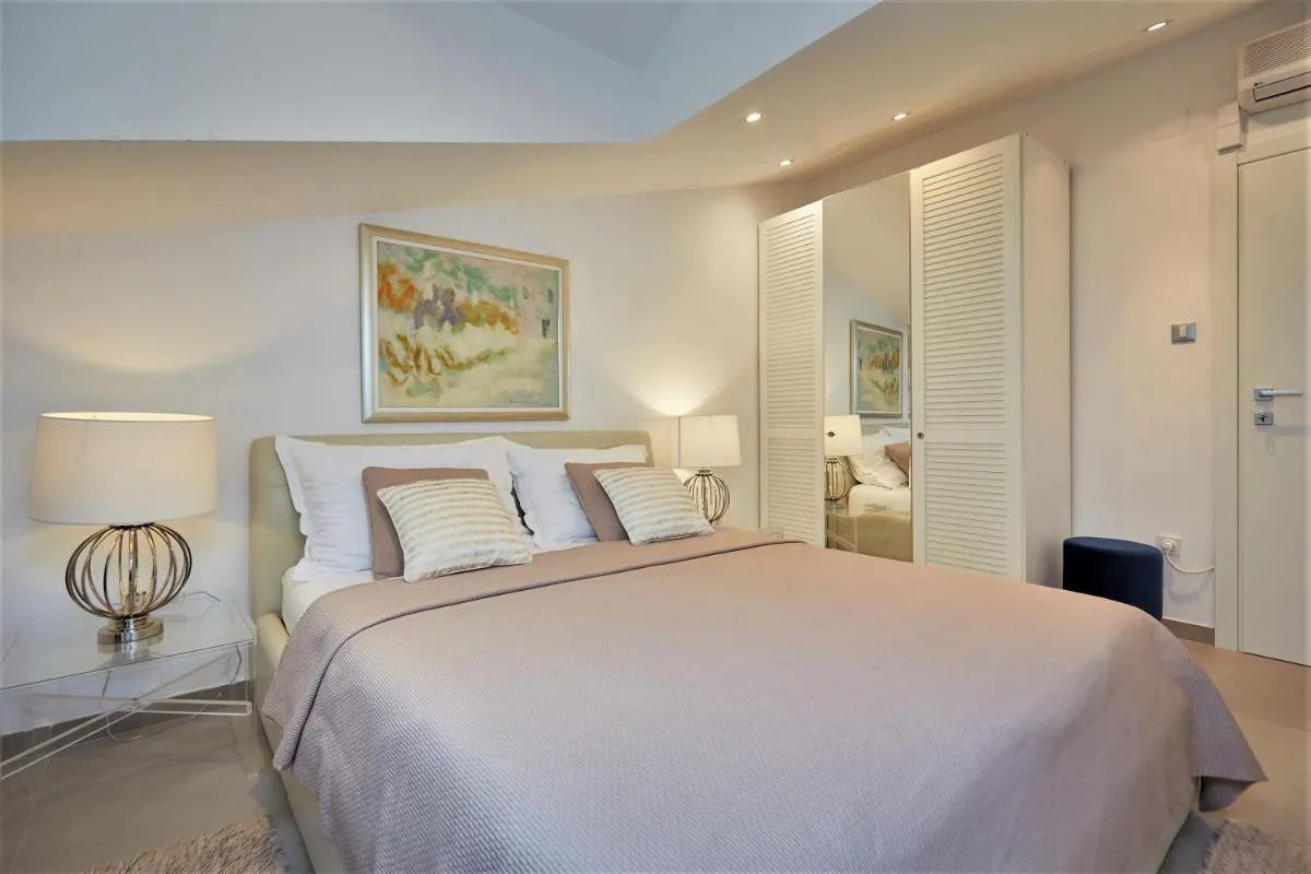 Image 1 of Villa King