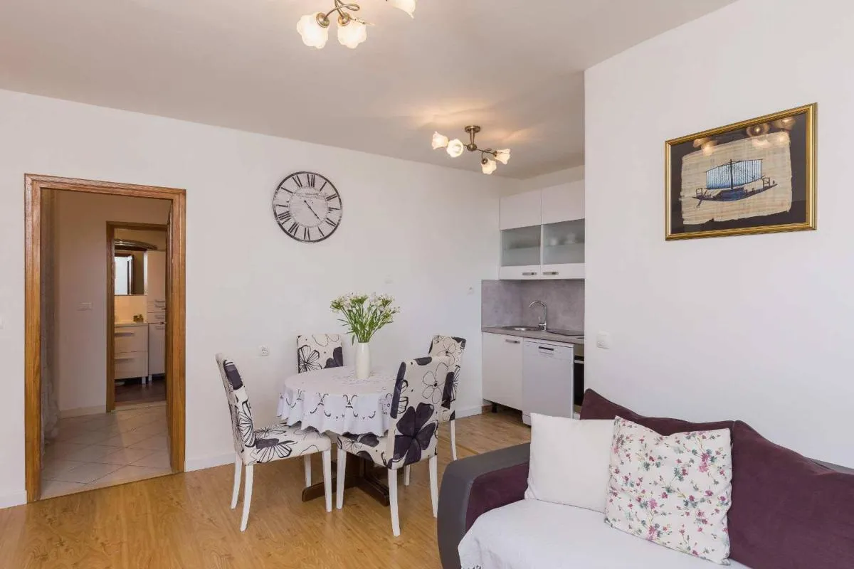 Image 3 of White Rose Apartment