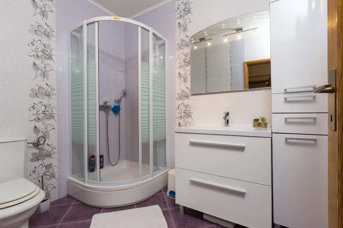 Image 2 of White Rose Apartment