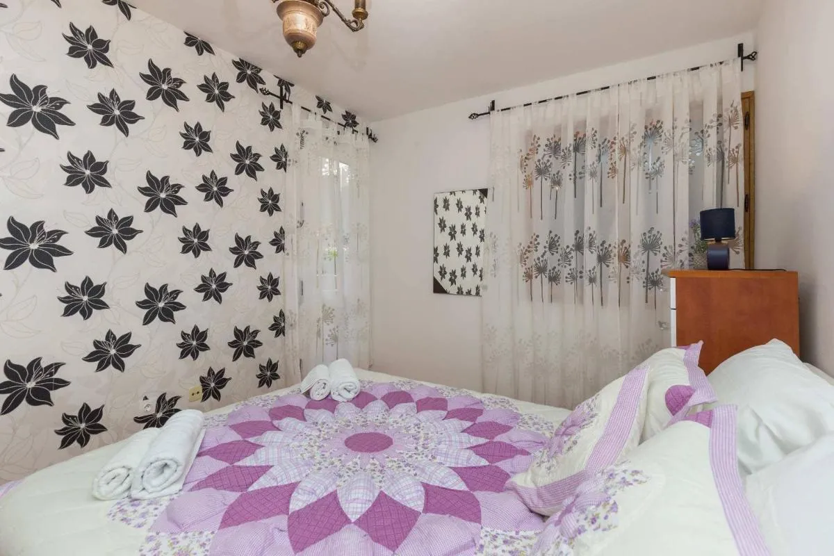 Image 6 of White Rose Apartment