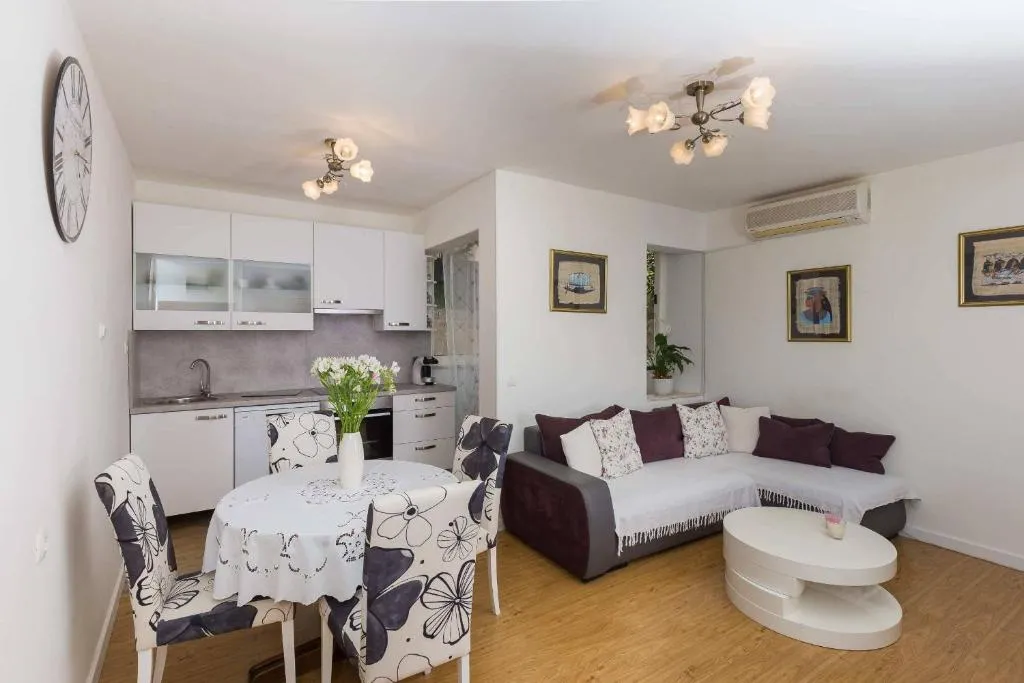 Image of White Rose Apartment