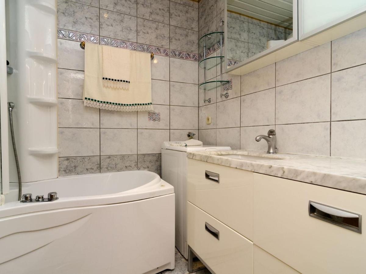 Image 2 of Apartment Paco – Three-Bedroom Apartment with Balcony and Sea View