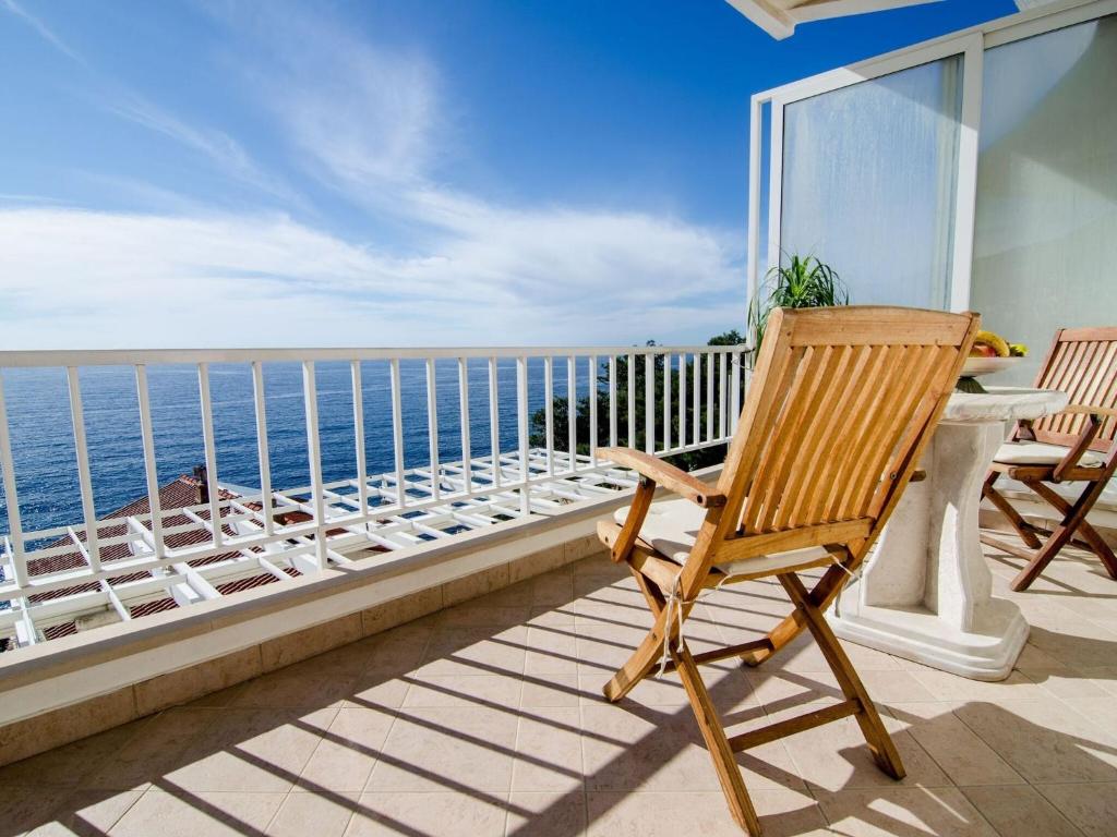 Image of Apartment Paco – Three-Bedroom Apartment with Balcony and Sea View