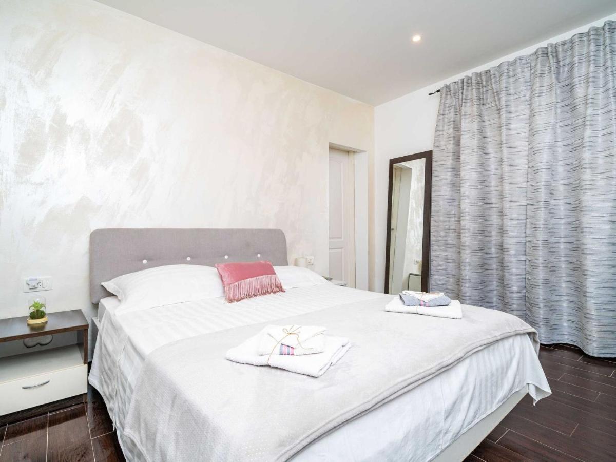 Image 1 of Apartments Dub – One-Bedroom Apartment no 3