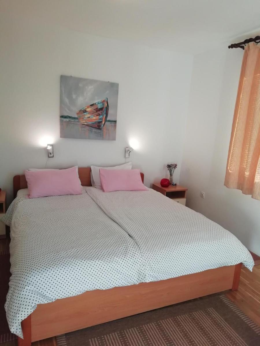 Image 3 of Ferienwohnung Ivana Mitten Im Blumengarten