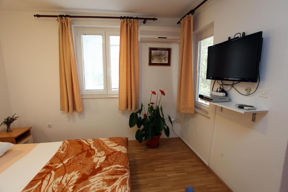 Image 4 of Ferienwohnung Ivana Mitten Im Blumengarten