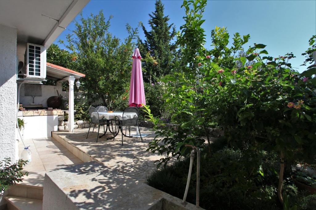Image of Ferienwohnung Ivana Mitten Im Blumengarten
